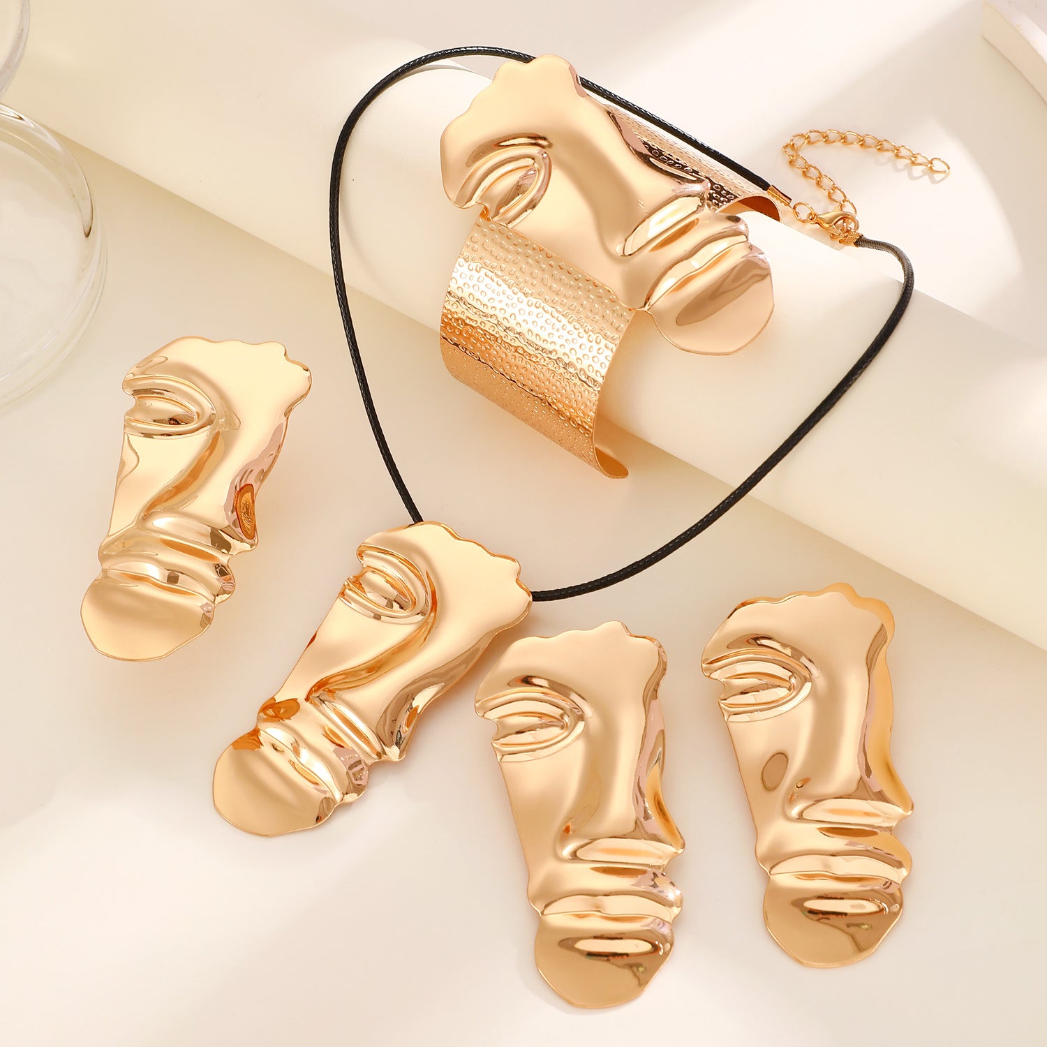 Collana all'ingrosso di corda in pelle con senso della geometria del viso esagerata retrò