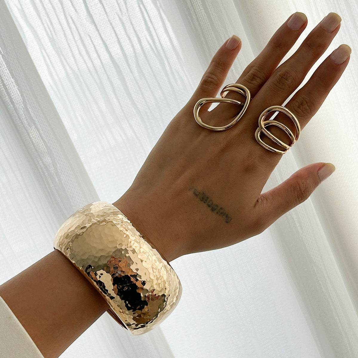 Wholesale Wide-edge hammer pattern irregular alloy curved bracelet set