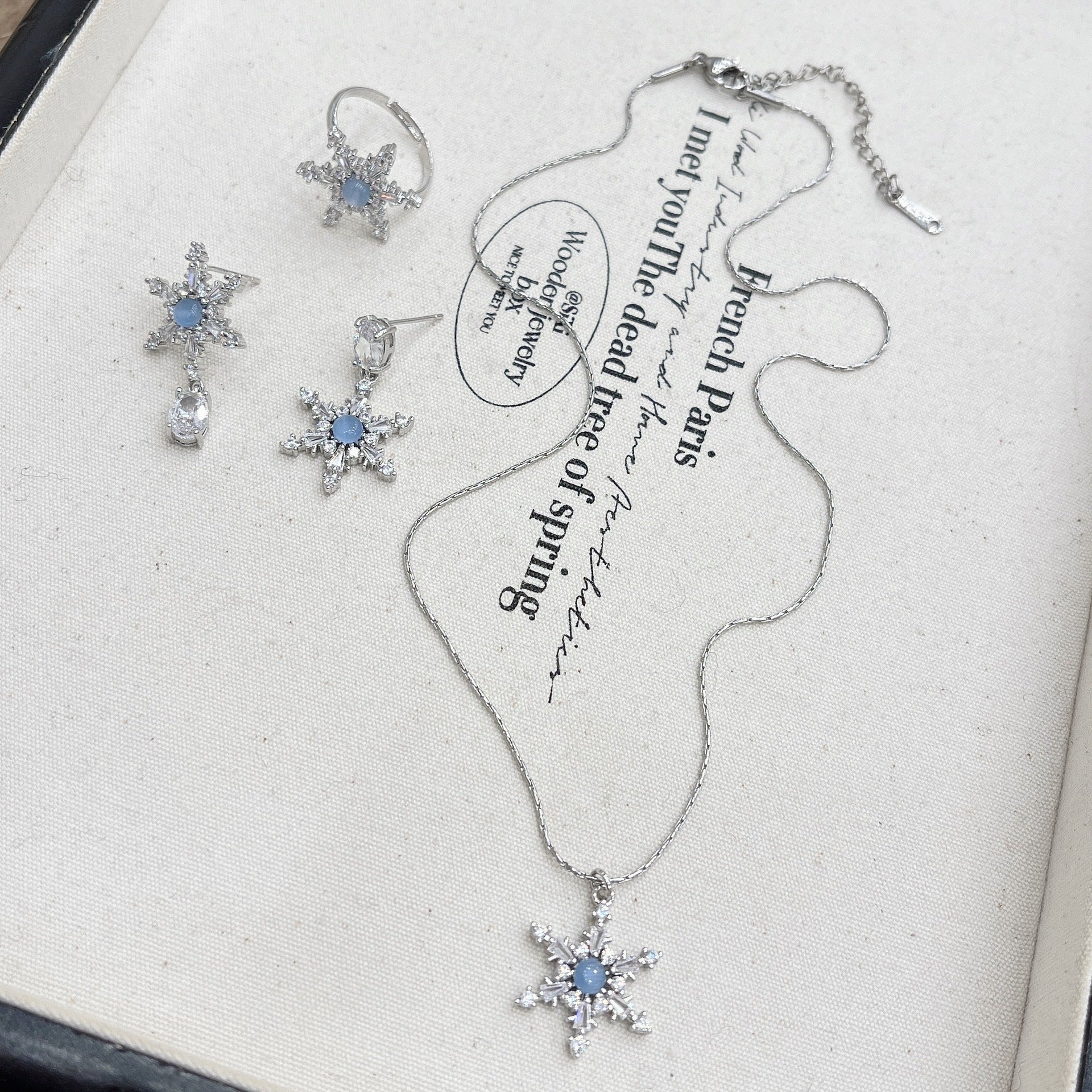 Wholesale  Snowflake Necklace Light Luxury Unique Beautiful Jewelry