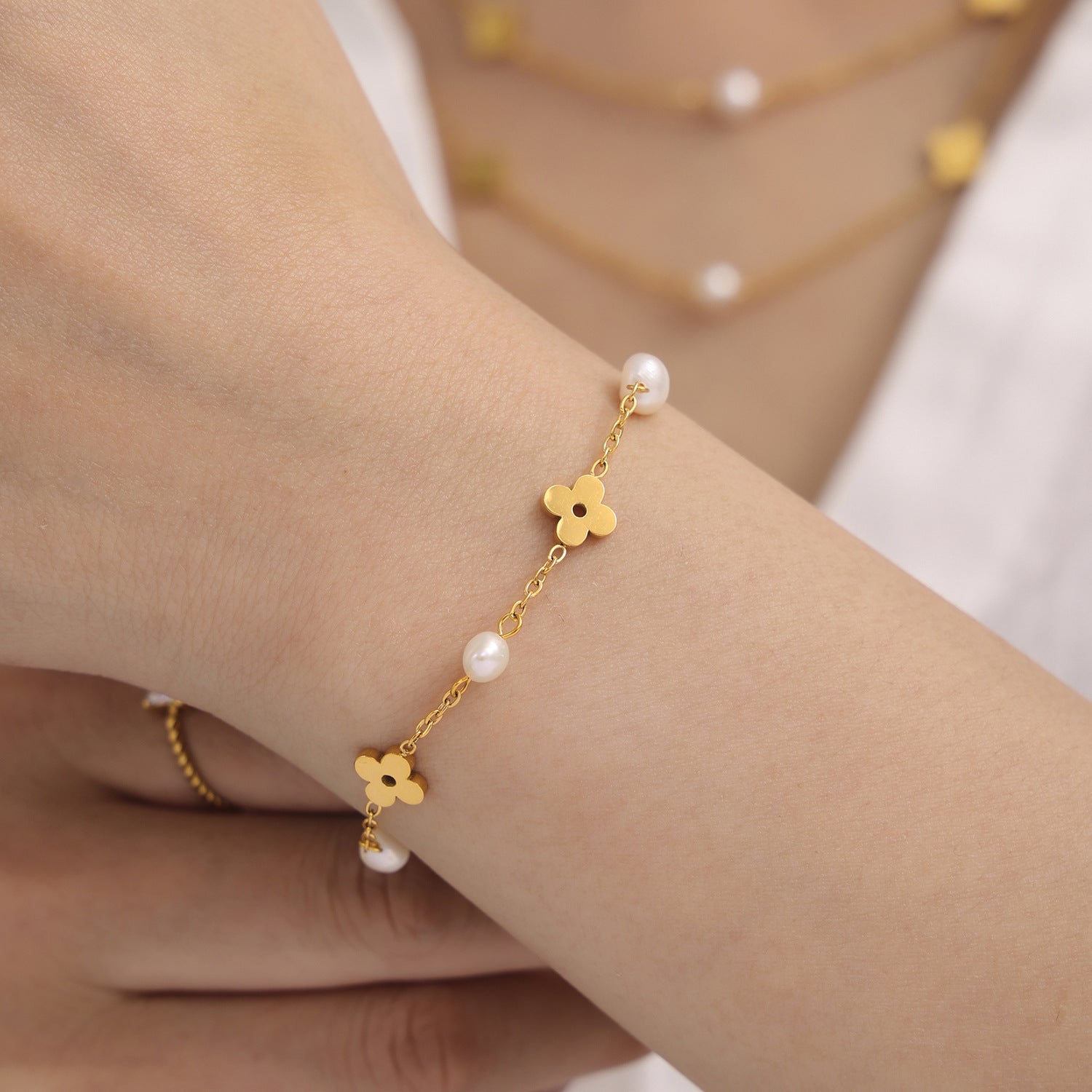 Wholesale Freshwater Pearl Flower Chain Necklace Stainless Steel Gold Plated Boutique Resale