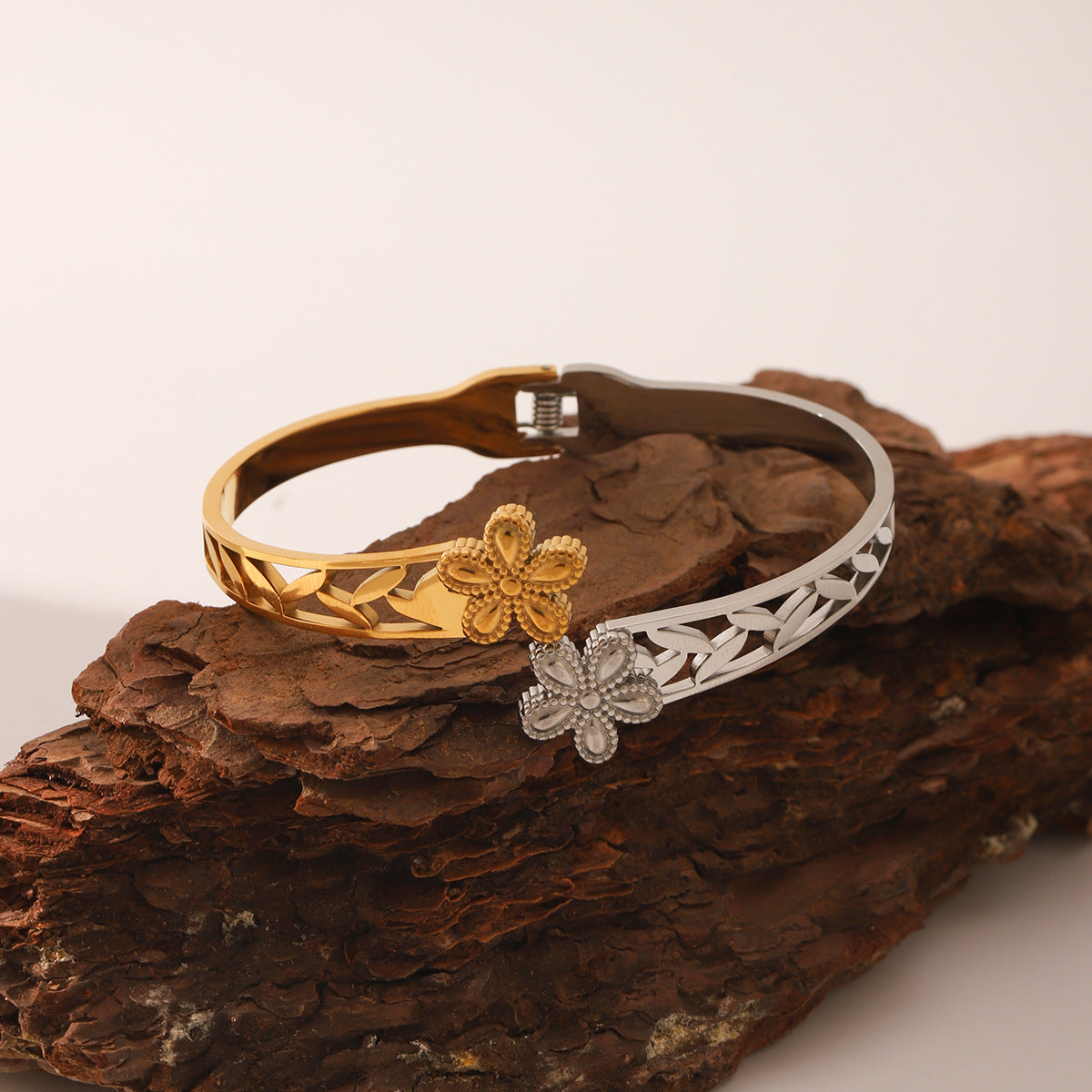 Wholesale  Stainless Steel Bracelet Color-free Five-leaf Flower Room Gold Bracelet