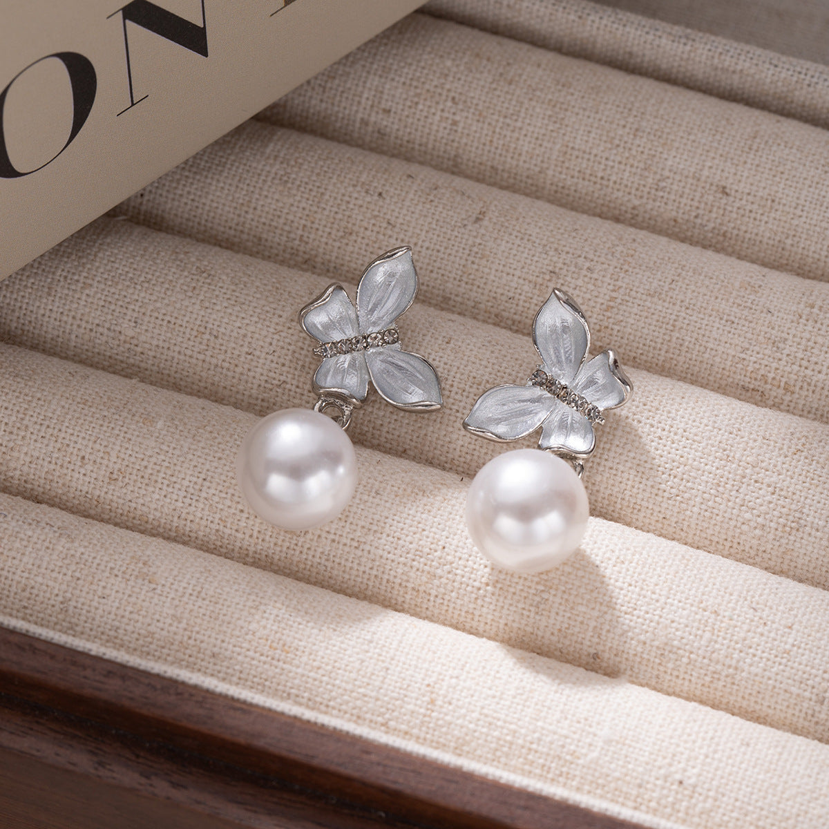 Wholesale Silver needle butterfly pearl stud earrings