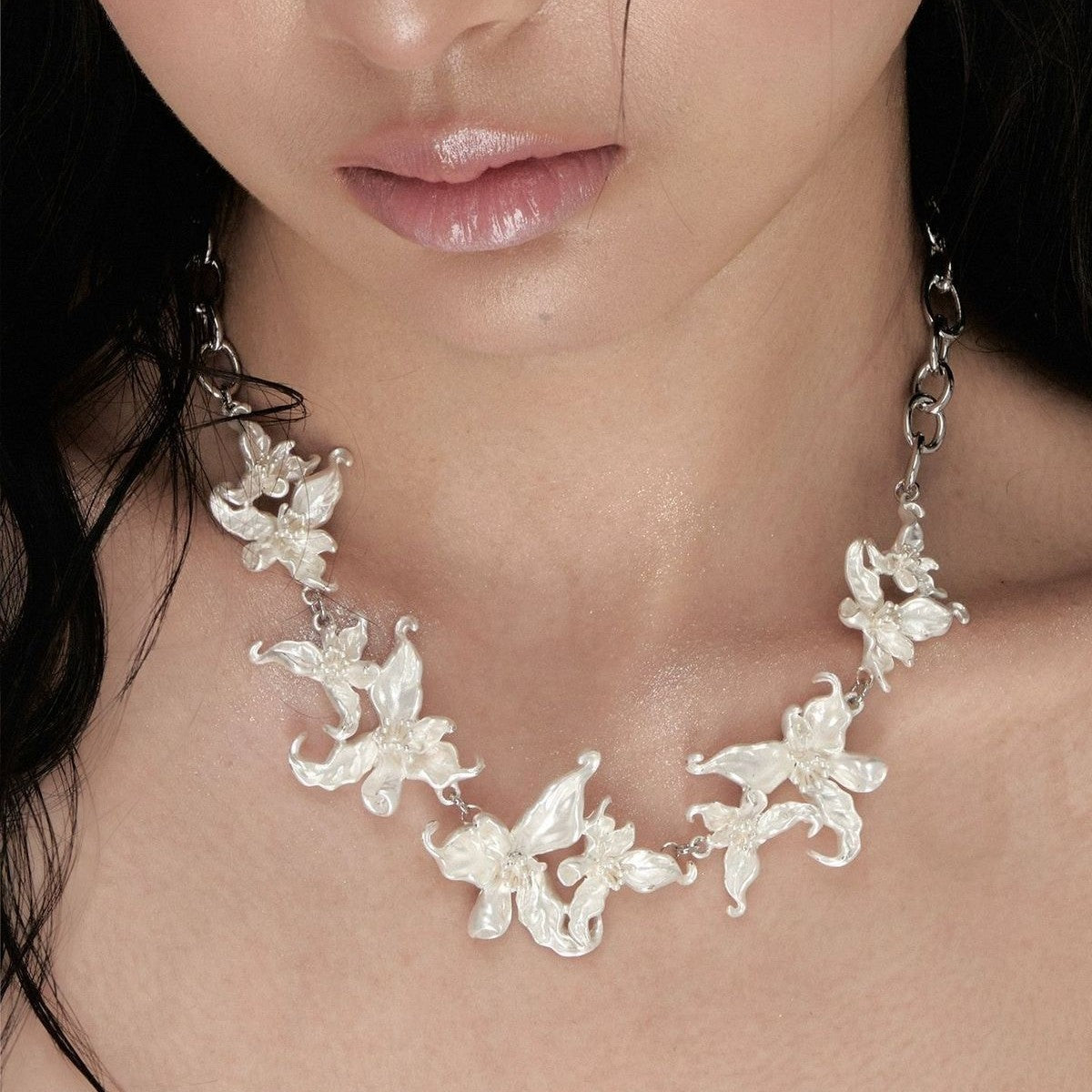 Wholesale Chic White Iris Flower Pendant Necklace Trendy Women S Layered Zinc Alloy Jewelry Fashion Accessory For Gift Boutique Resale