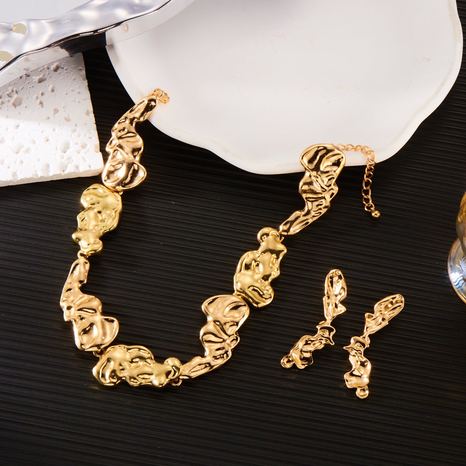 Wholesale Irregular pleated metal patchwork necklace