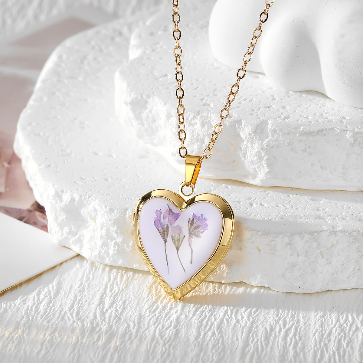 Wholesale Bohemian Resin Pendant Necklace With Dried Flowers Heart Photo Locket Style Fashion Accessory For Boutique Resale
