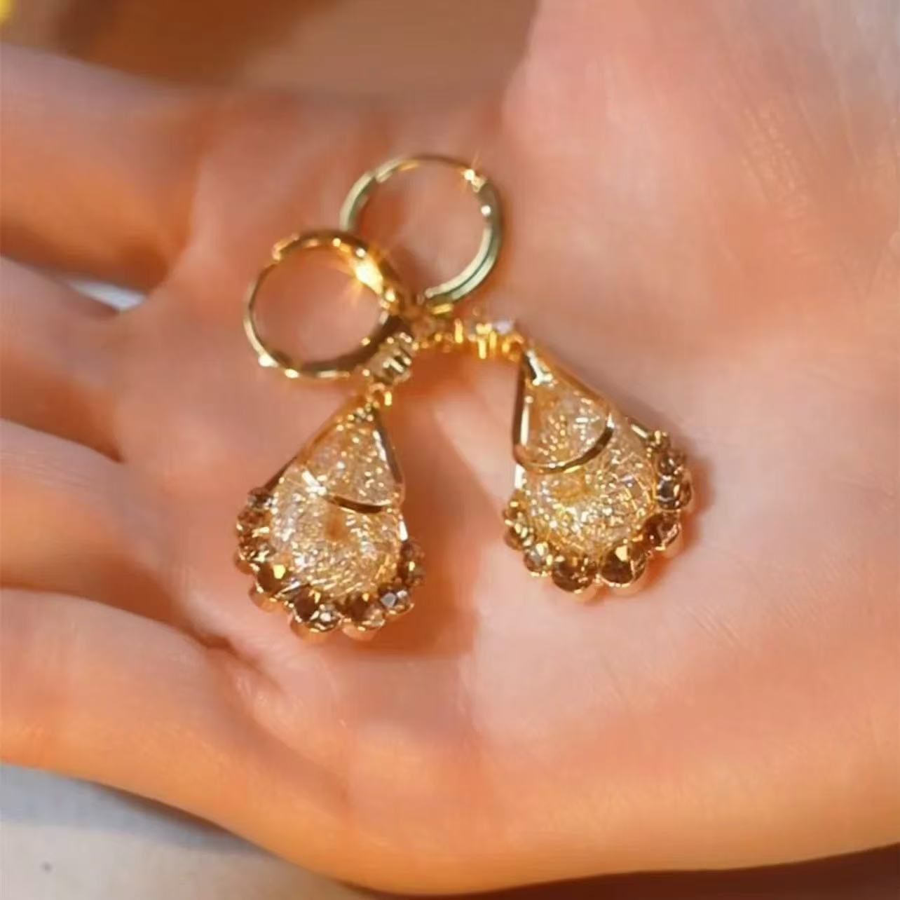 Wholesale Gold Mesh Water Drop Earrings Chic Fashion Accessory for Women Boutique Resale Gift