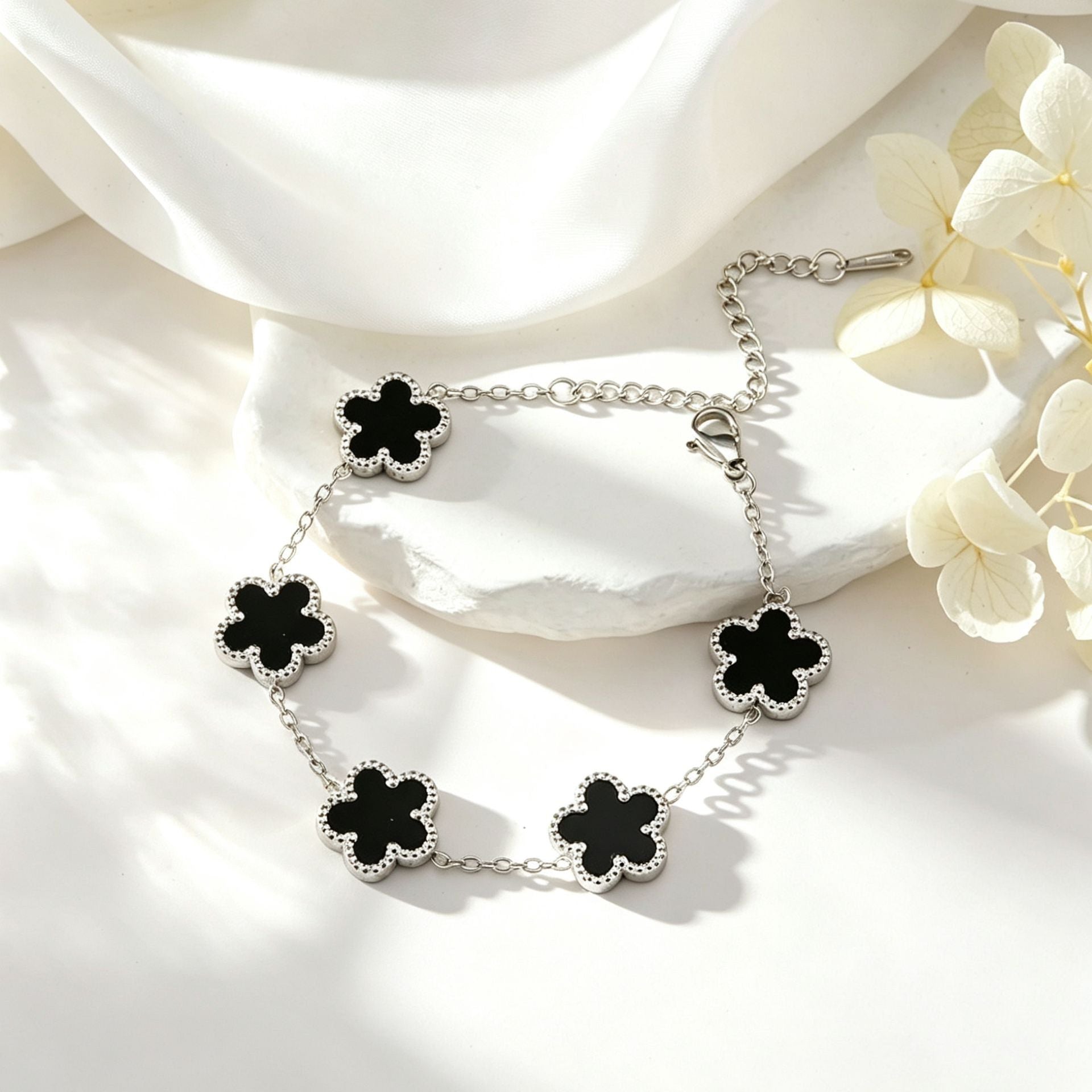 Wholesale 18K Plated Stainless Steel Five-Leaf Flower Bracelet with Mother-of-Pearl,  Fashionable Everyday Jewelry Accessory