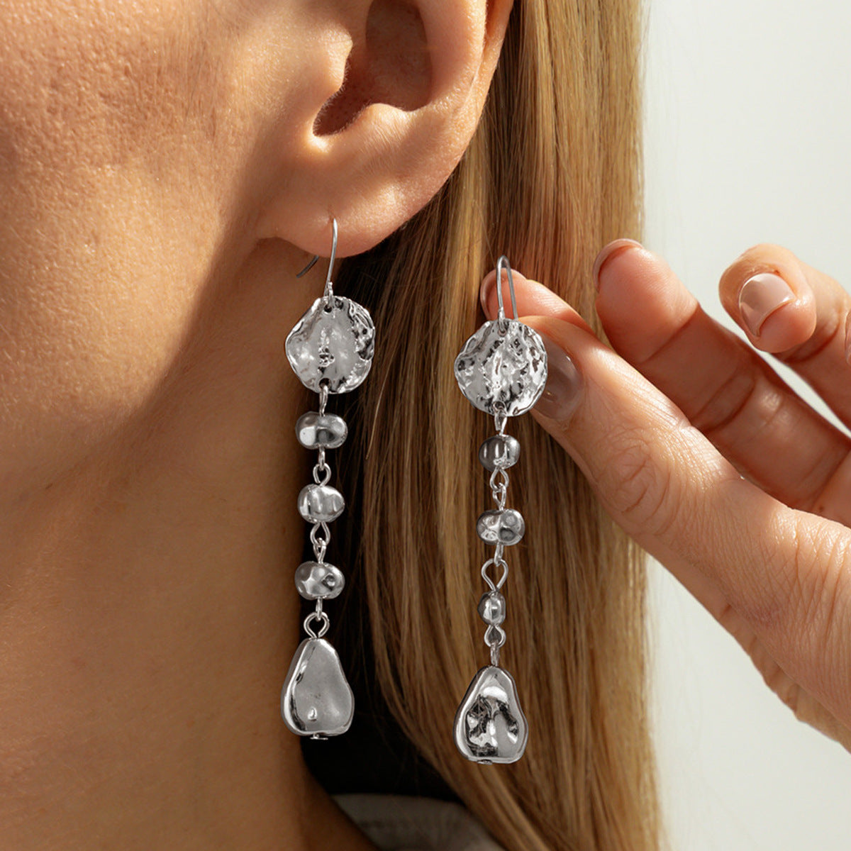Wholesale Alloy Electroplated Vintage Imitation Pearl Long Earrings Stylish Jewelry Accessory