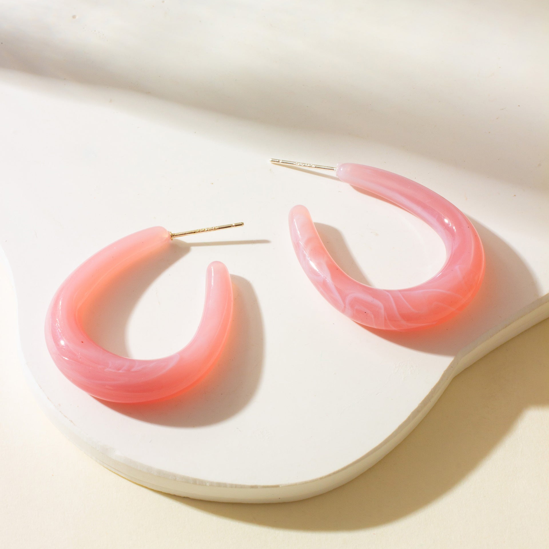 Großhandel Acryl-Stereozylindrische C-förmige Ohrringe