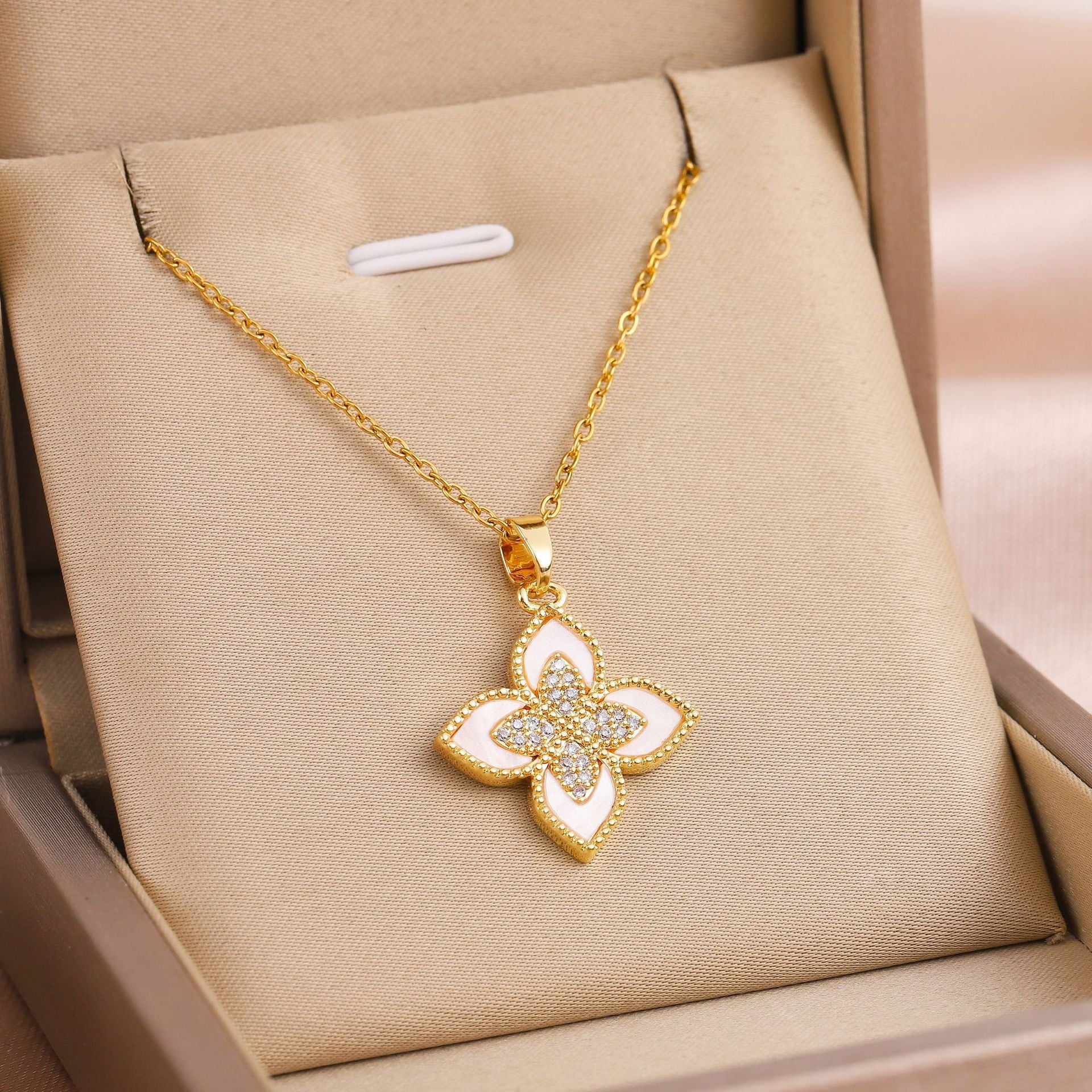 Wholesale Full Diamond Four-leaf Clover Pendant Titanium Steel Necklace ACC-NE-Chengy003