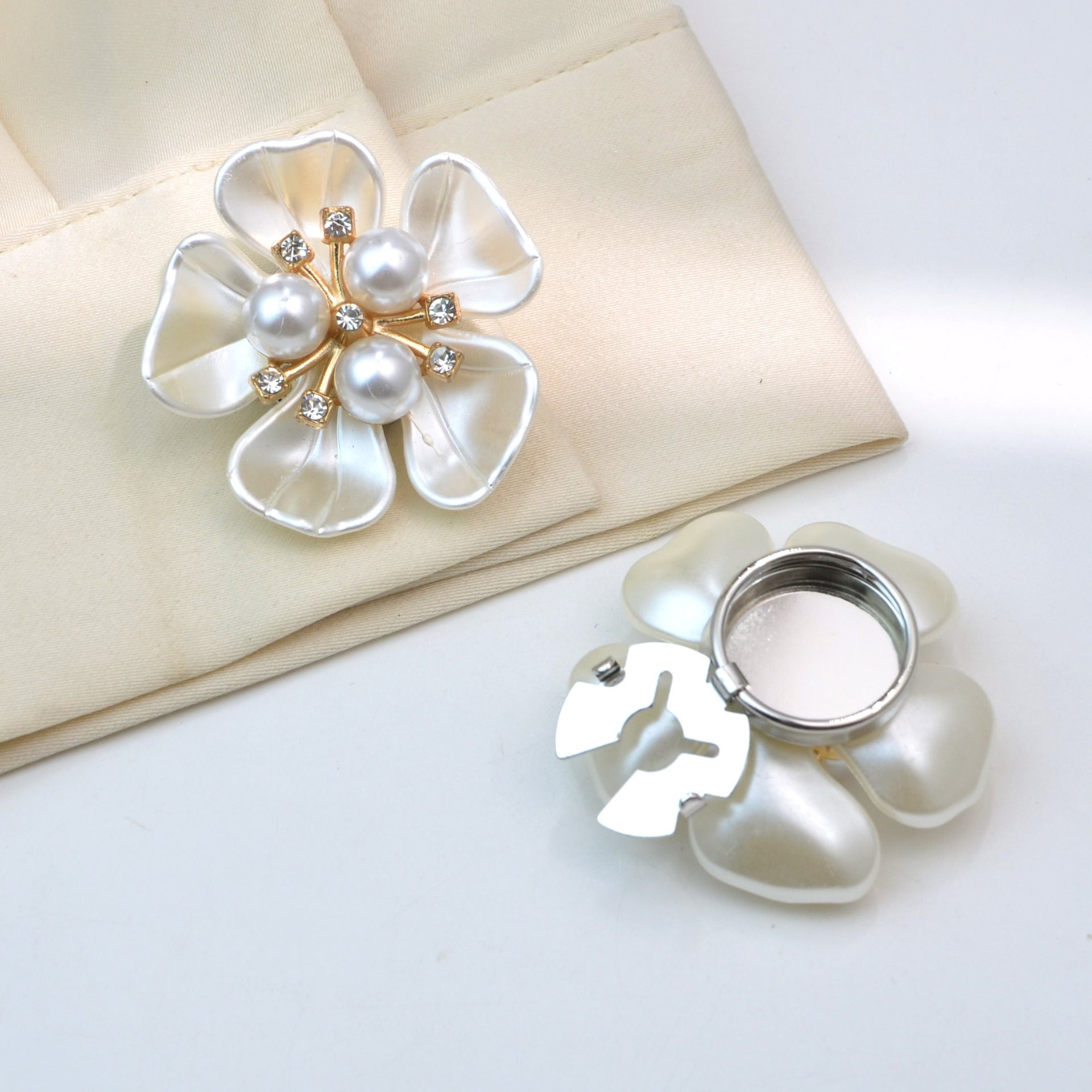 Wholesale Metal cufflinks with cubic zirconia and artificial pearl flower design