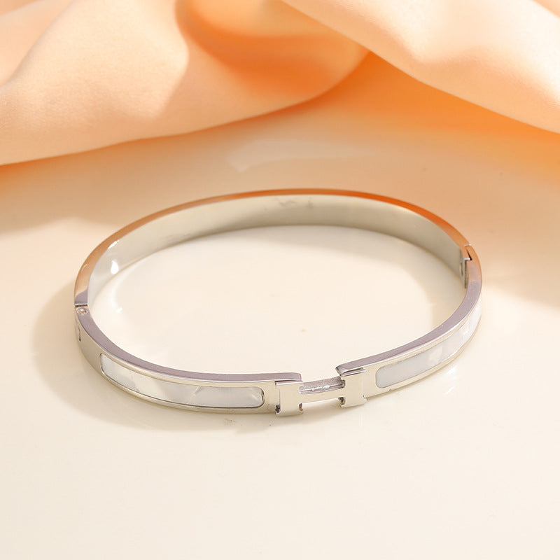 Wholesale Light Luxury Shell Bracelet - Trendy Jewelry Accessory for Everyday Wear or Boutique Resale