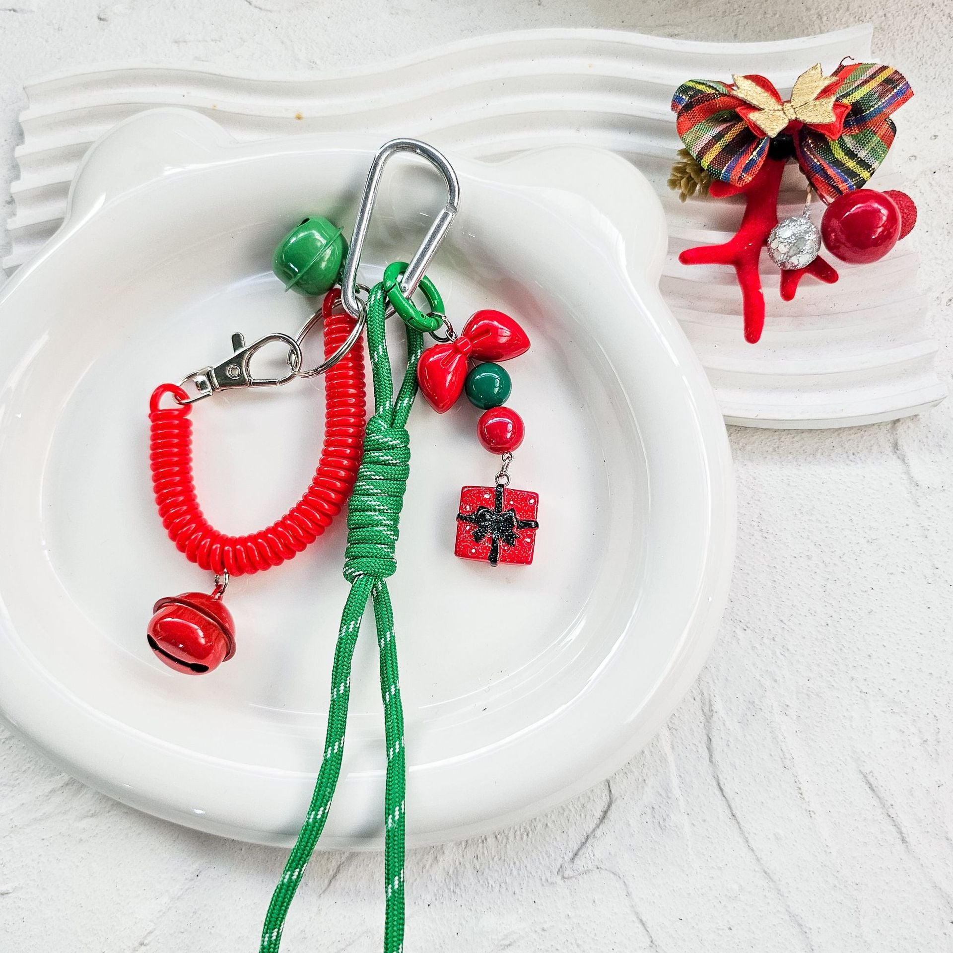 Wholesale Christmas red and green miu bag pendant bell beaded key chain