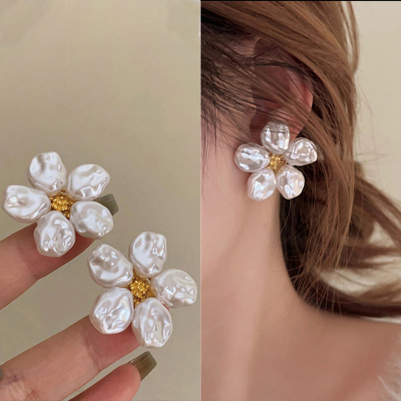 Wholesale Simple and Luxurious Heart-shaped Pearl Earrings