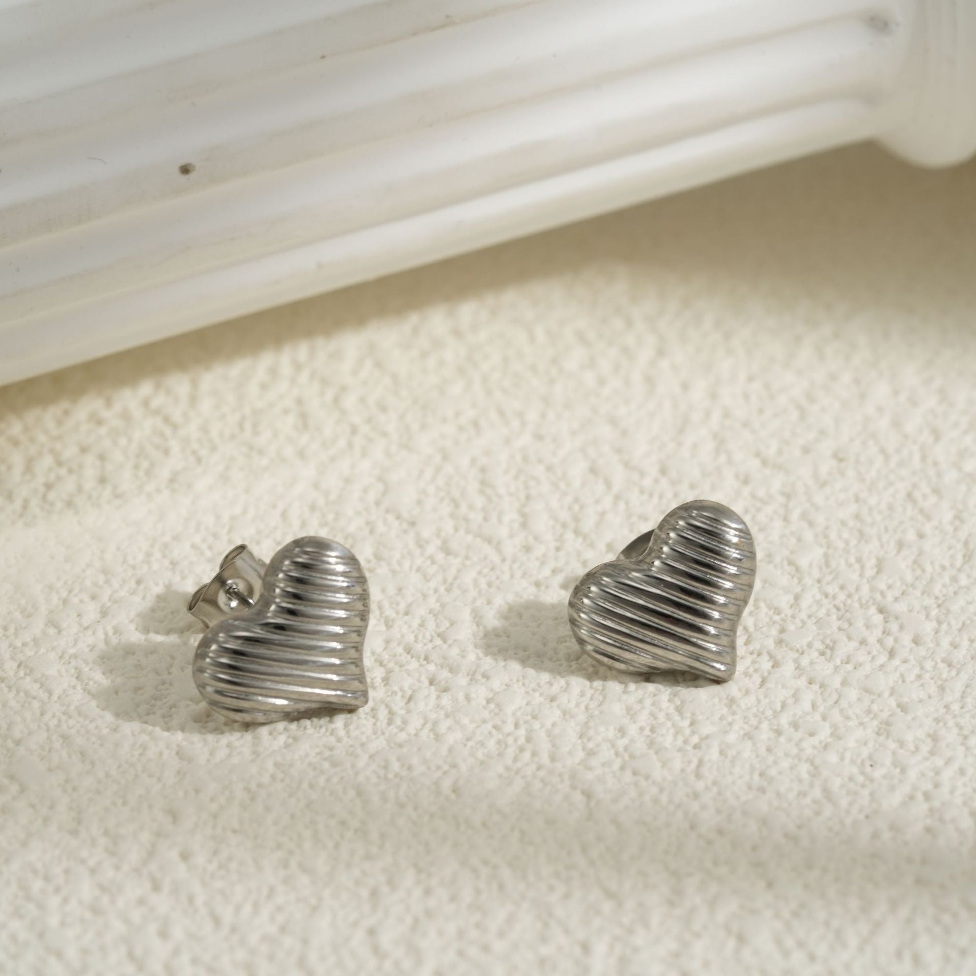 Großhandel 18k Gold Einfache Liebe Edelstahl Ohrringe Pfirsich Herzohrringe Schmuck