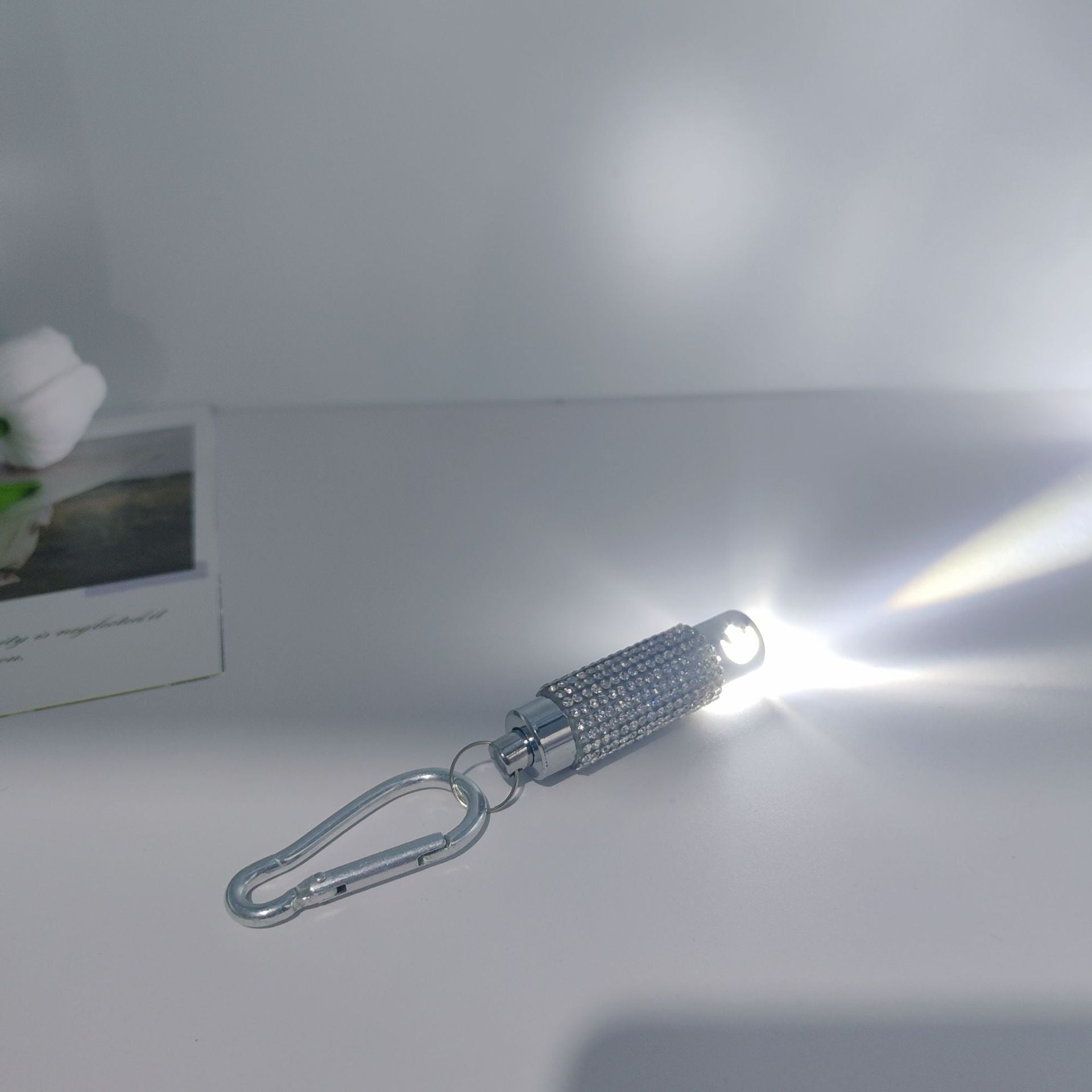 Wholesale  fashion popular portable diamond aluminum alloy field high brightness flashlight