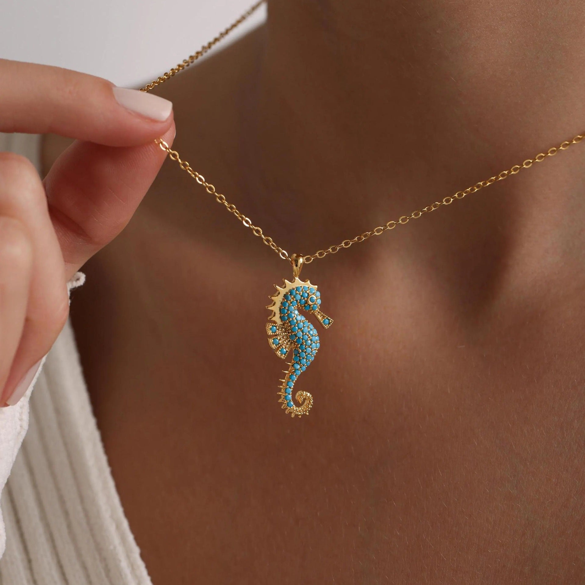 Wholesale Stainless Steel Blue Seahorse Pendant Electroplated Stylish Necklace Fashion Accessory For Everyday Wear And Boutique Resale
