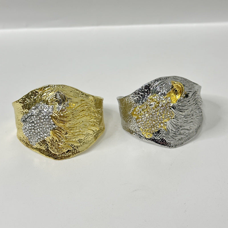 Wholesale  Retro Niche Design Embossed Flash Diamond Lion Head  Wide Bracelet