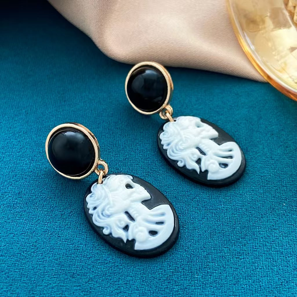 Wholesale Vintage Skull Queen Teeth Earrings Gold-Tone Alloy Jewelry Fashion Accessory for Women