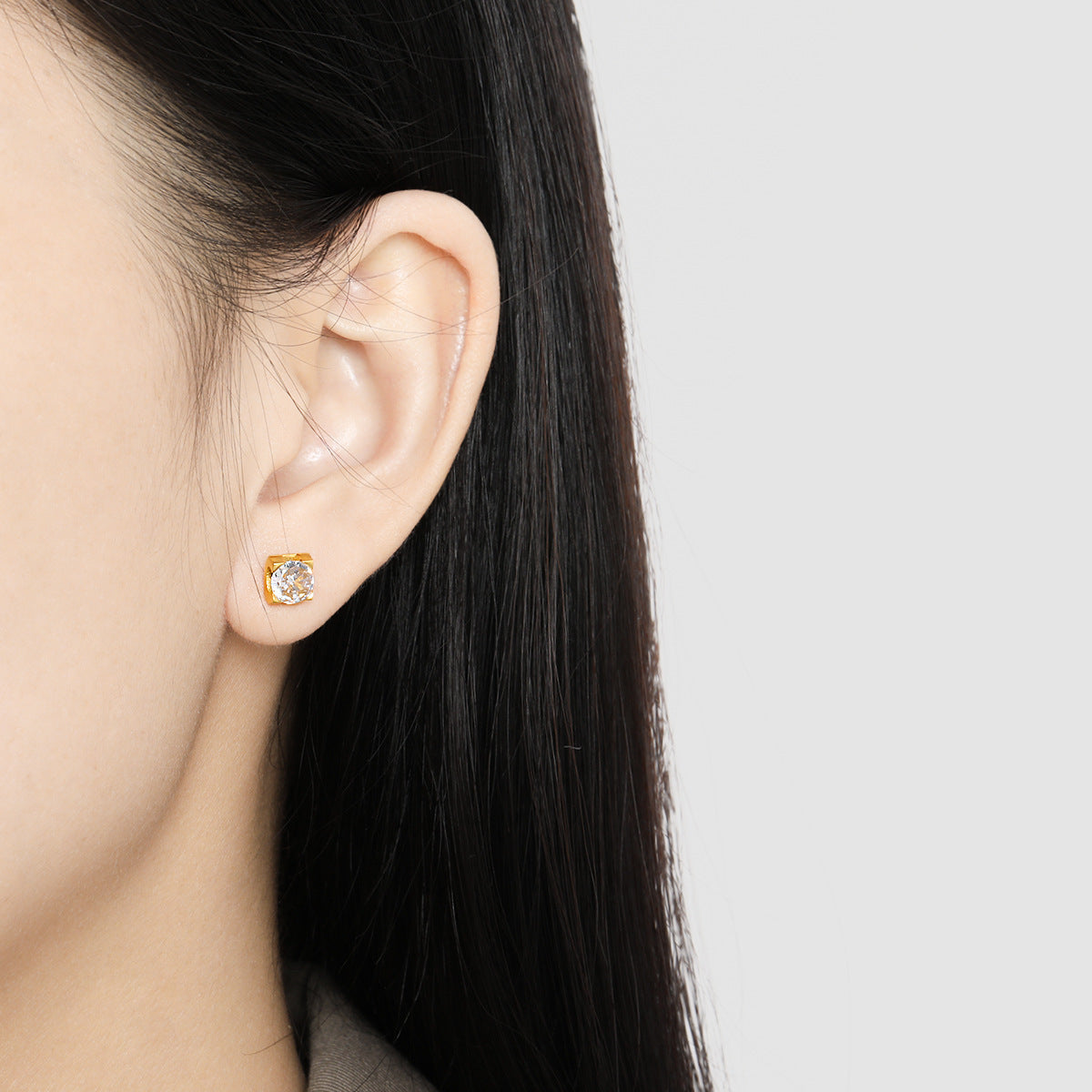 Wholesale  light luxury four-claw ox head single diamond ear bone nail titanium steel earrings