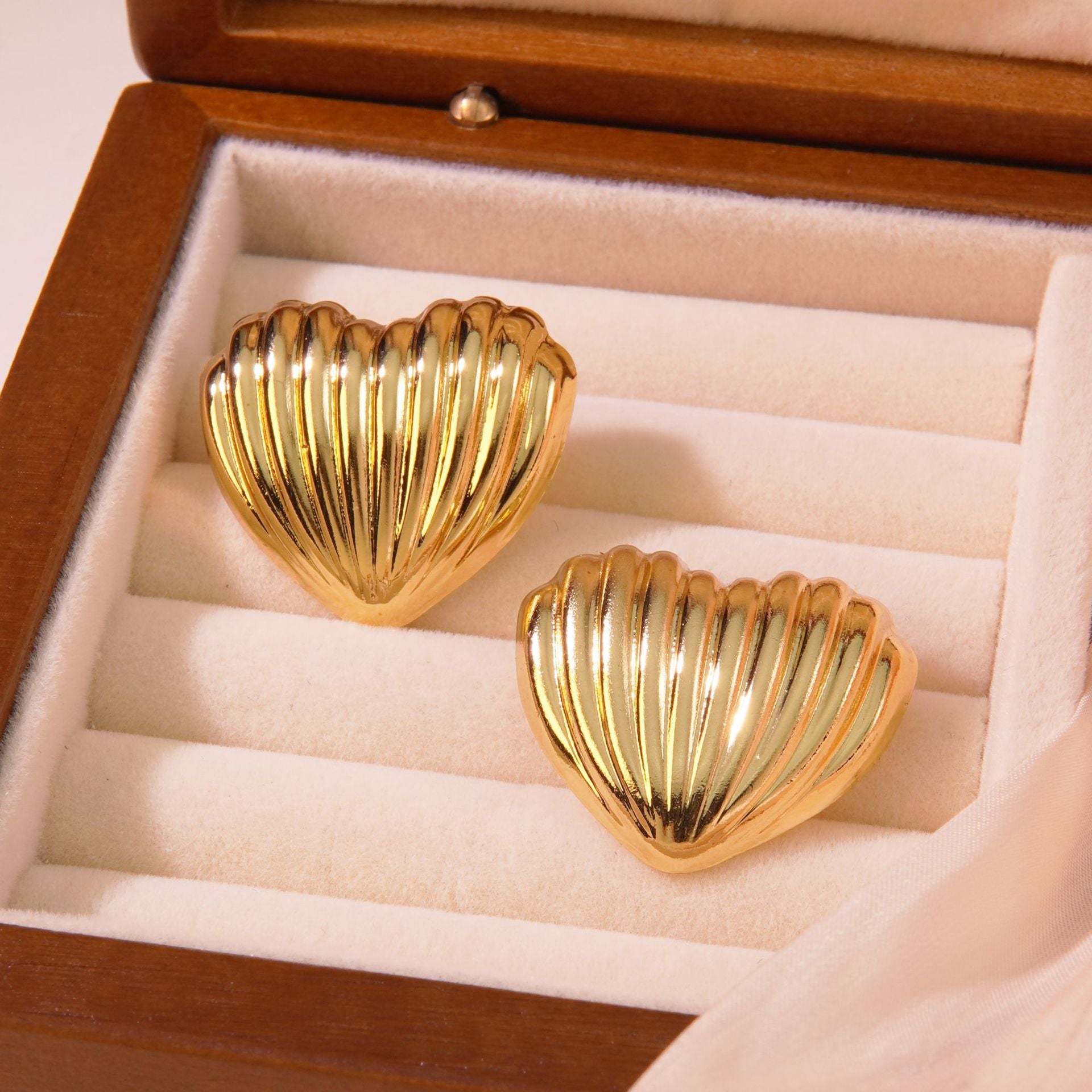 Wholesale  retro sweet cool stainless steel peach heart earrings