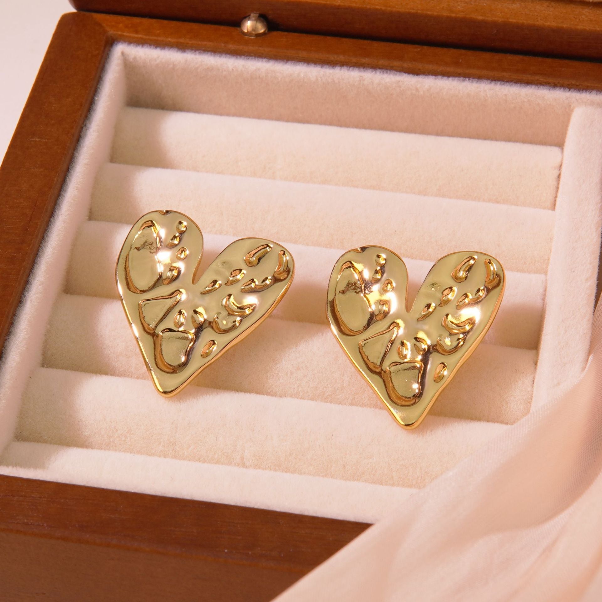 Wholesale  retro sweet cool stainless steel peach heart earrings