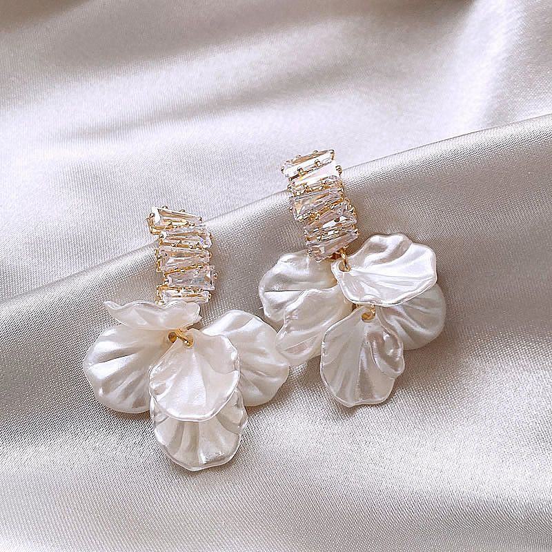 Wholesale European and American Light Luxury Shell Flower Earrings 925 Silver Needle High-grade Earrings Ins Niche Design Elegant Retro Earrings