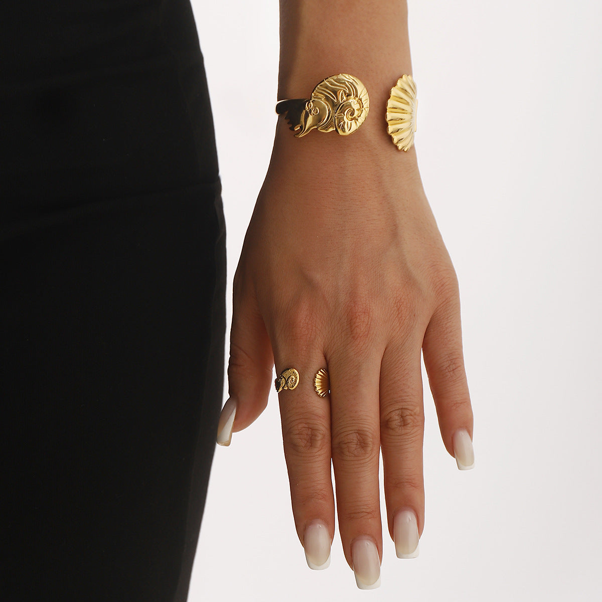 Bracciale ad anello aperto con conchiglia smerlato serie Ocean in acciaio inossidabile all'ingrosso