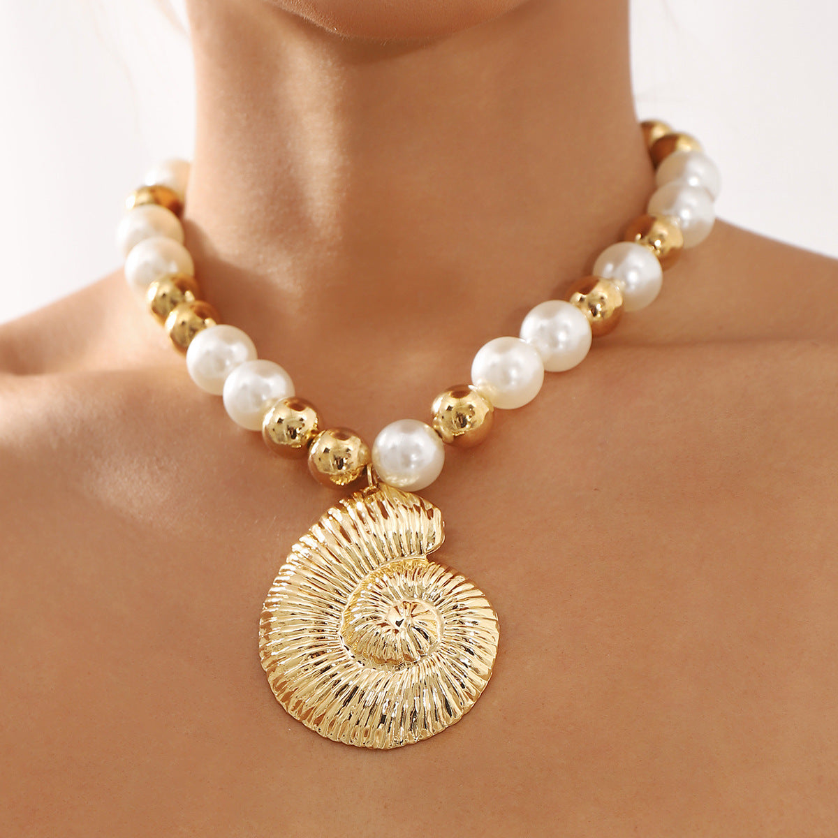Wholesale  exaggerated hollow conch pendant necklace fashion round bead mixed color imitation pearl necklace