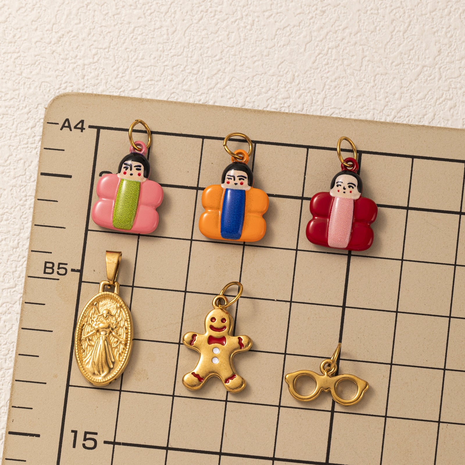 Wholesale Stainless Steel Girl Glasses Pendant Vacuum Plated Doll Face Necklace Stylish Party Jewelry Boutique Resale