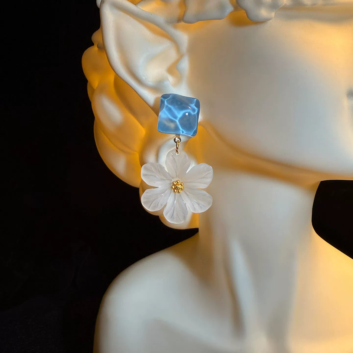 Wholesale Stylish Blue Flower Resin Earrings For Women Vacation Design Fashion Accessory For Boutique Resale