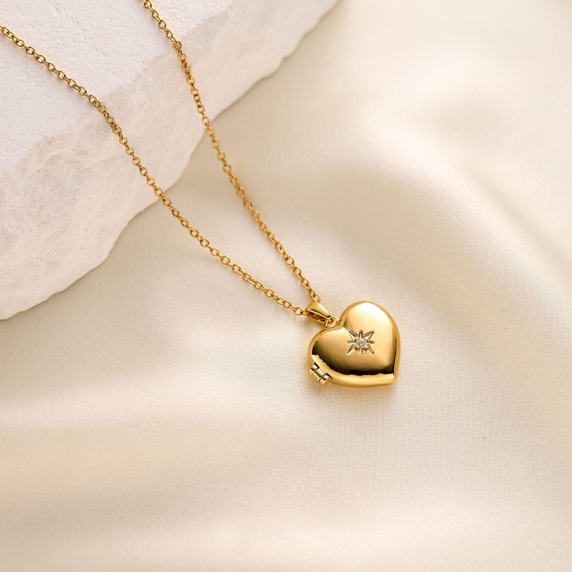 Wholesale Titanium Steel Oil-drip Photo Album Box with Opening and Closing Pocket Watch Style Necklace