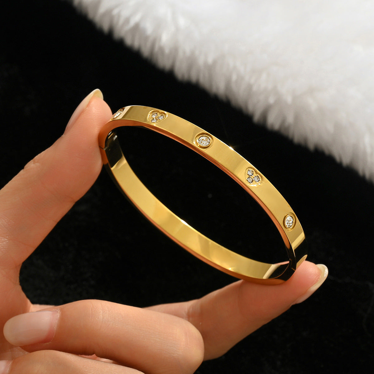 Wholesale Titanium Steel Gold Electroplated Studded Bracelet Set Fashion Jewelry Accessory