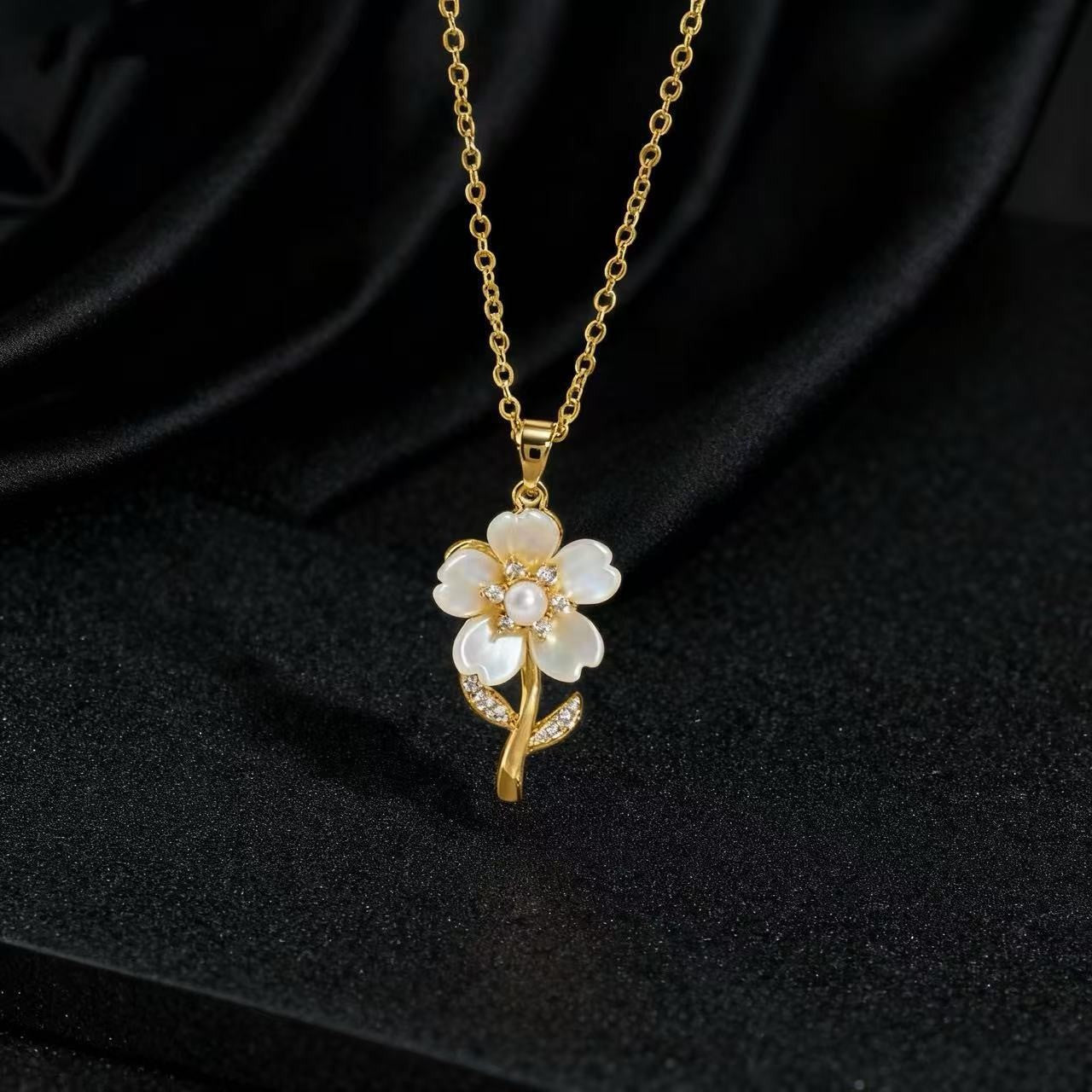 Wholesale Gold Plated Copper Zircon Sunflower Necklace Layering Jewelry For Women Trendy Party Fashion Accessory Everyday Wear Boutique Resale