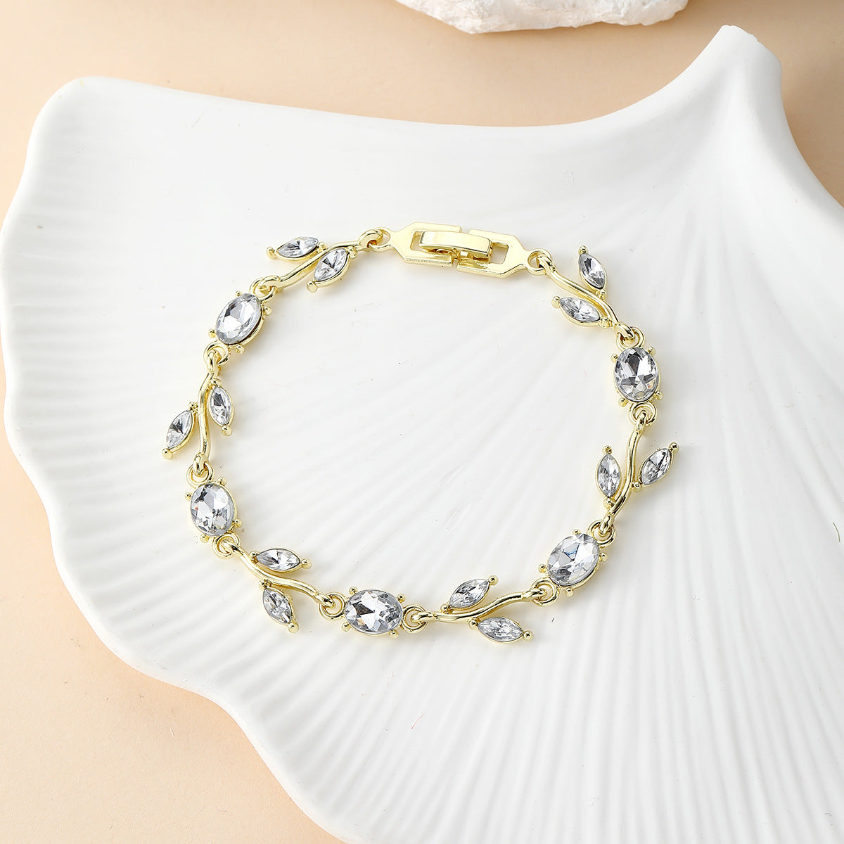 Wholesale Trendy Floral Leaf Bracelet - Zinc Alloy Fashion Accessory for Couples