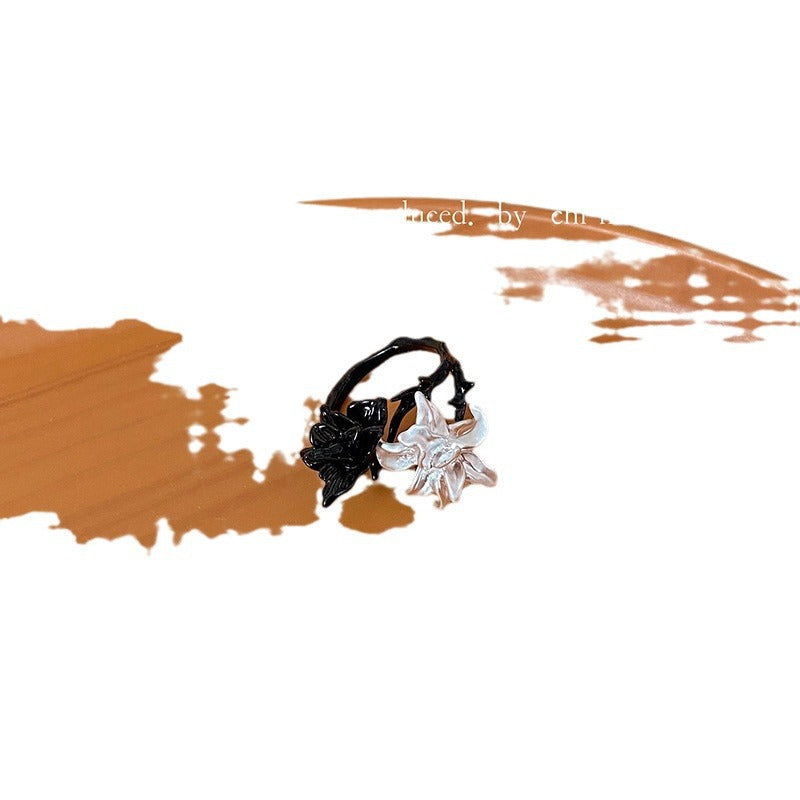 Wholesale Black and White Flower Ring