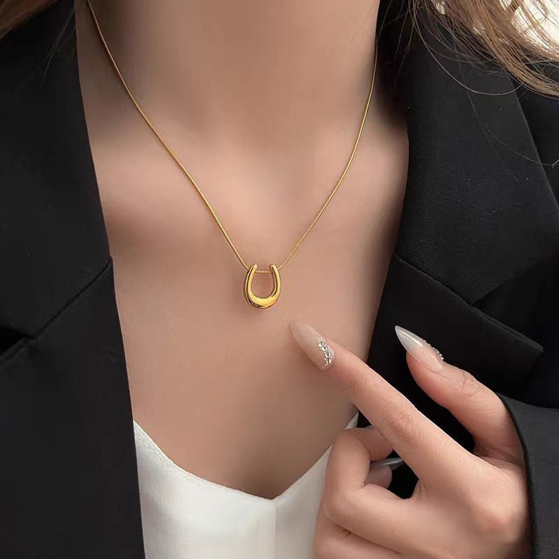 Wholesale  Light Luxury Fashion U-shaped Horseshoe Pendant Titanium Steel Necklace