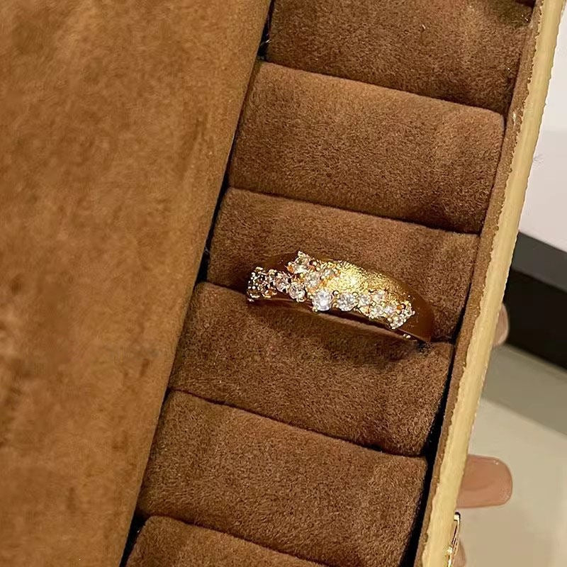 Wholesale Vintage Palace Style Ring with Sparkling Diamonds,  Retro Brushed Finish,  Fashion Jewelry Accessory for Everyday Wear