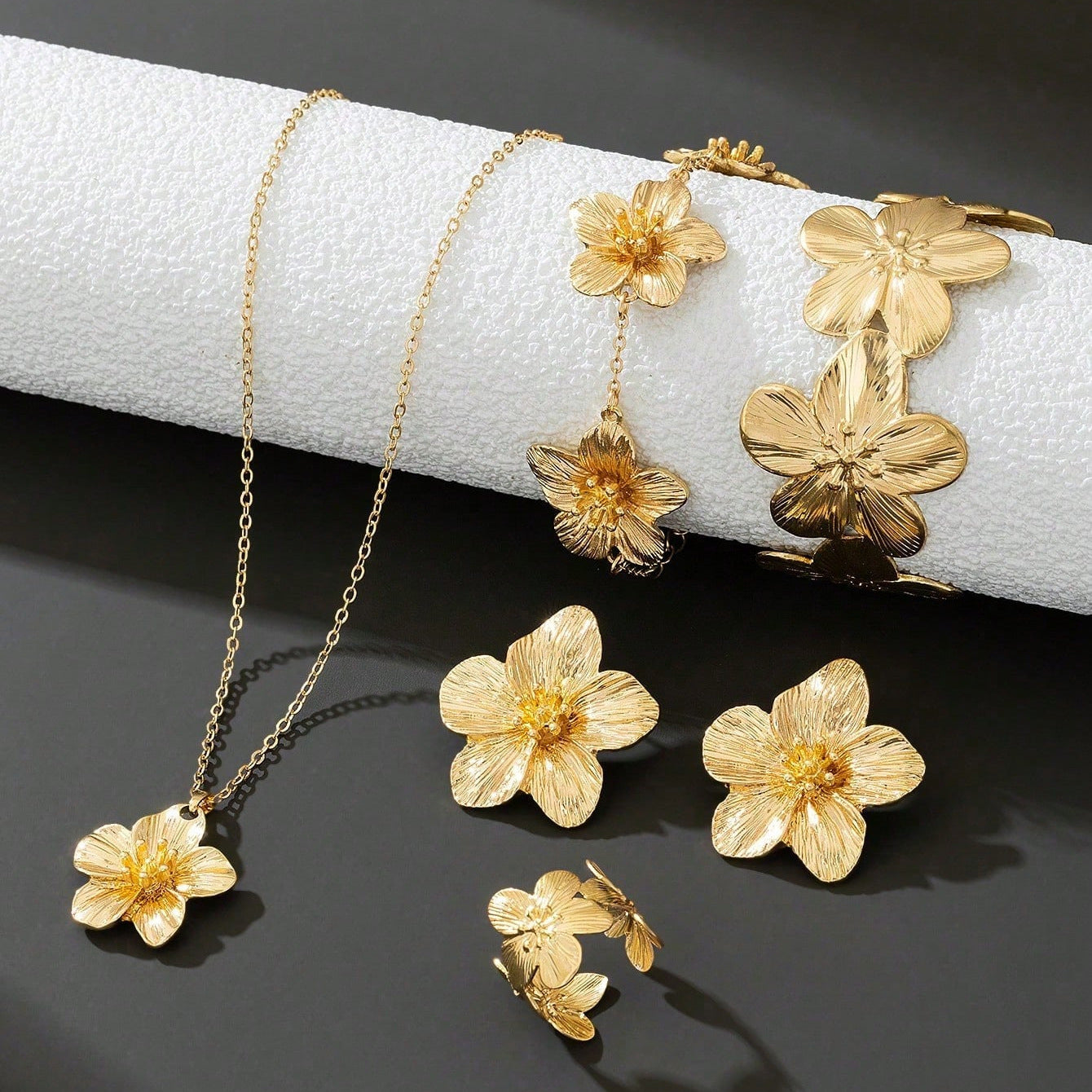 Wholesale Gold Tone Alloy Flower Jewelry Set Chic Floral Pendant Necklace Bracelet Earrings For Women Everyday Wear Fashion Accessory