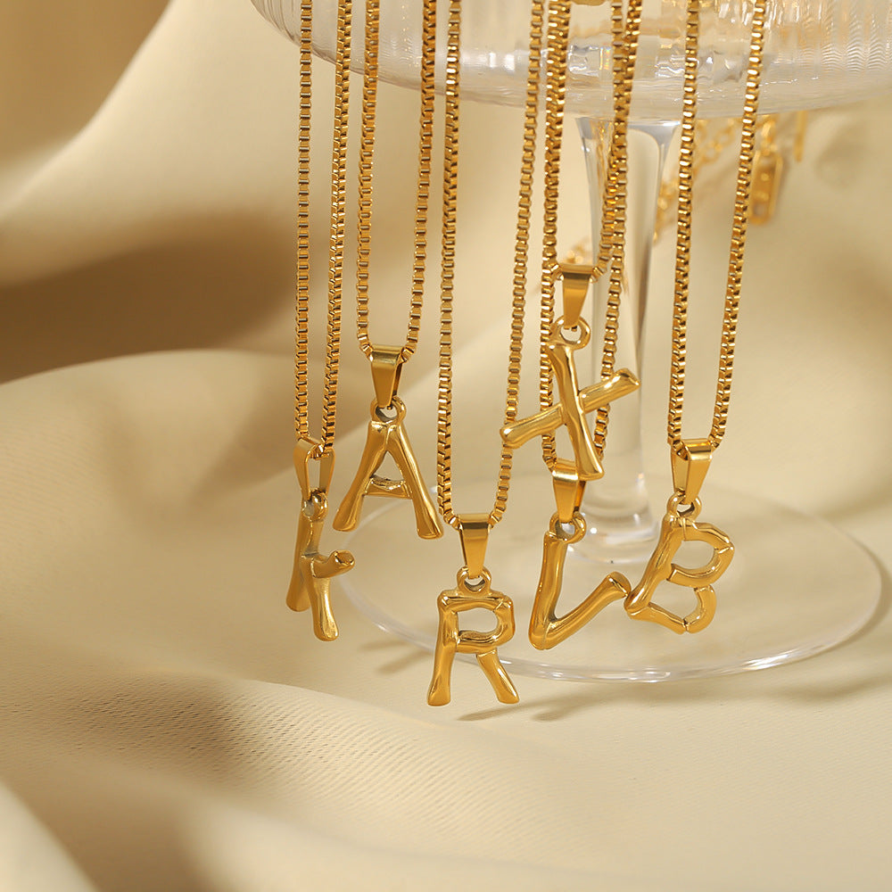 Großhandel geometrische geometrische Titan -Stahl mit 18 Karat Gold Fashion Metall Letter Halskette ausgestattet