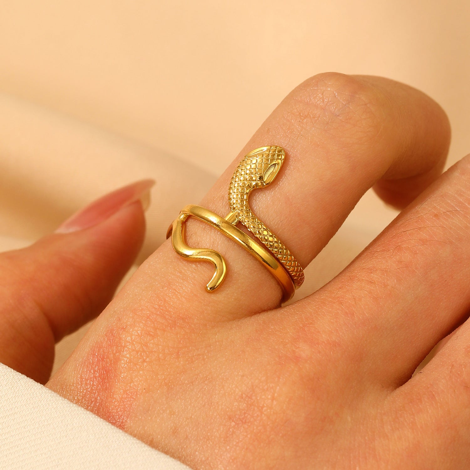 Anello in acciaio inossidabile con modello di intaglio cavo all'ingrosso