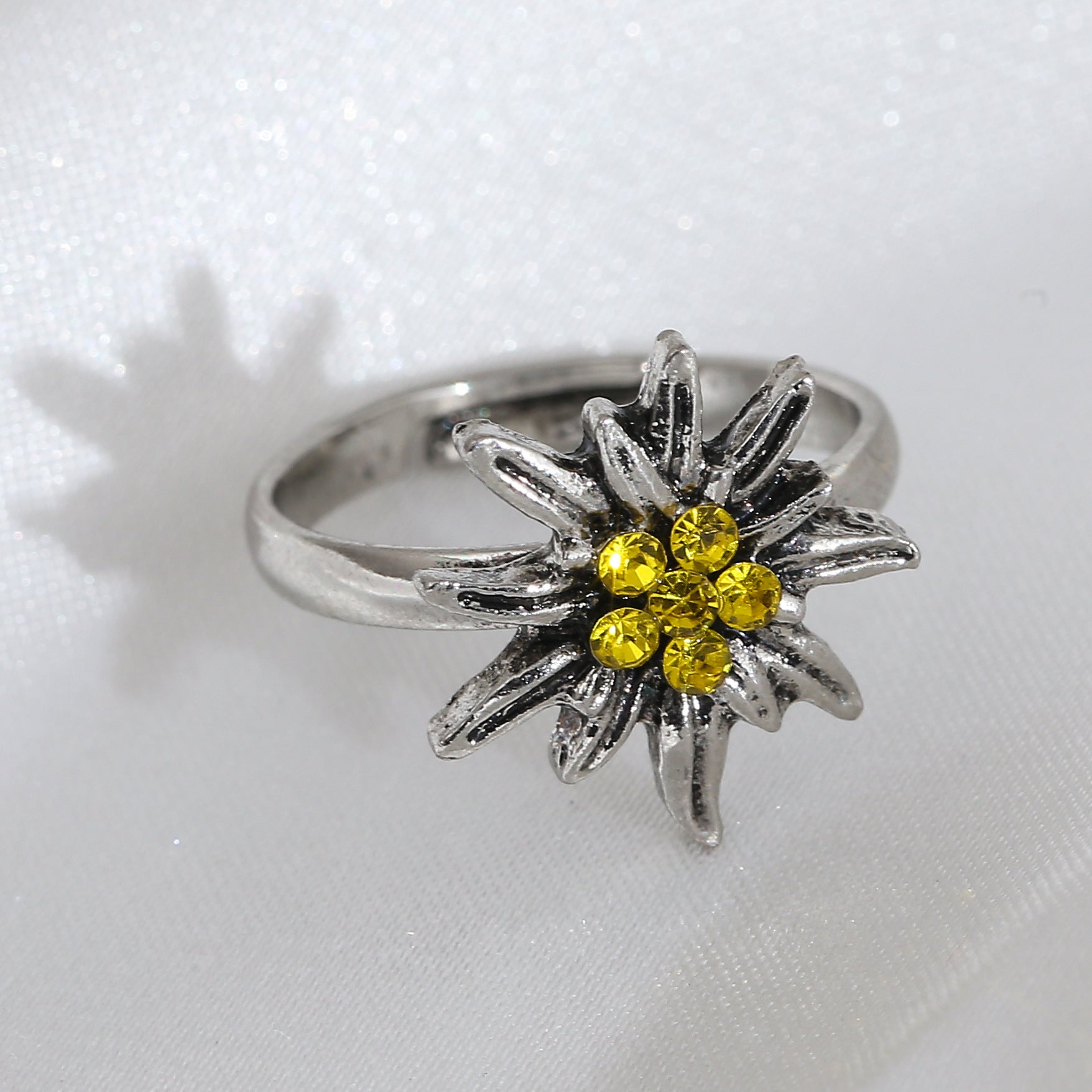 Wholesale Vintage Snow Velvet Flower Ring for Women,  Stylish Rhinestone Cluster Jewelry Accessory Gift
