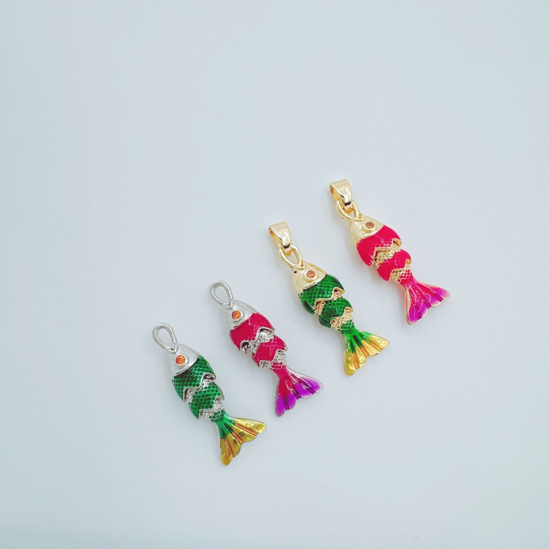 Wholesale Gold Plated Copper Sea Fish Pendant Necklace,  Trendy Fashion Accessory for Women