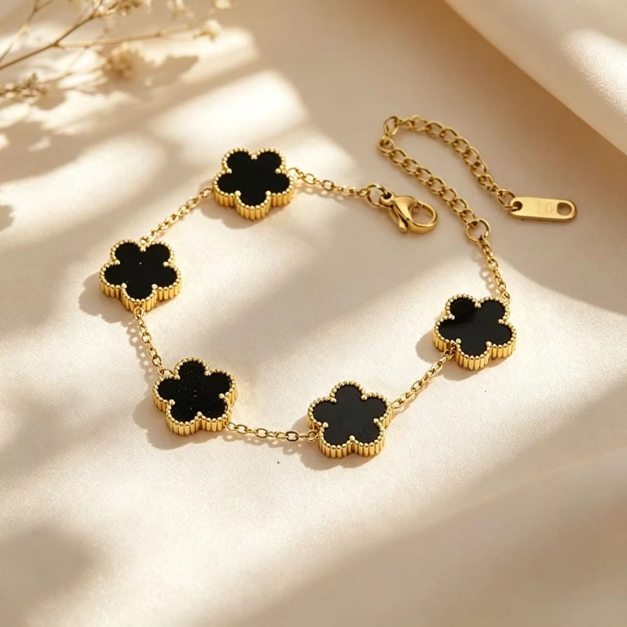 Wholesale Electroplated Stainless Steel Lucky Clover Bracelet - Modern Minimalist Fashion Accessory for Gift or Boutique Resale