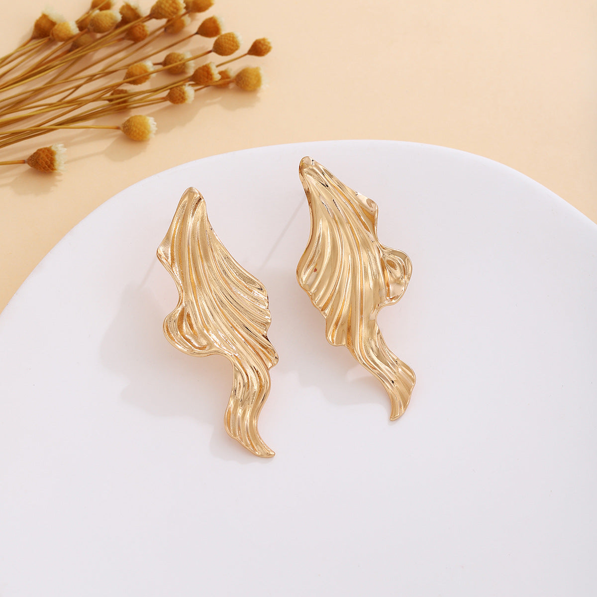 Wholesale Retro Flower Pearl Hollow Love Light Luxury Earrings