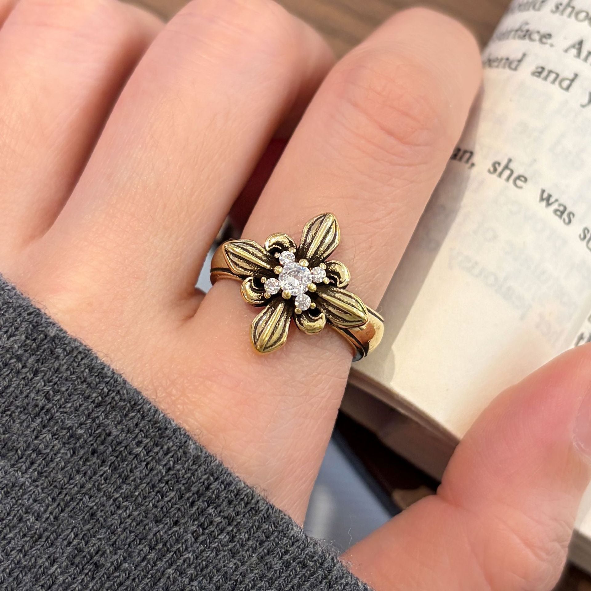 Wholesale Vintage European Style Adjustable Open Ring with Cross Iris Design Copper Plated Jewelry Accessory