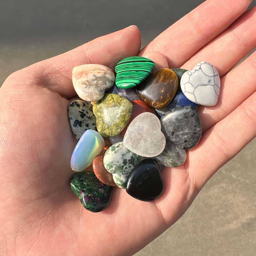 Wholesale natural crystal 20mm love pendant