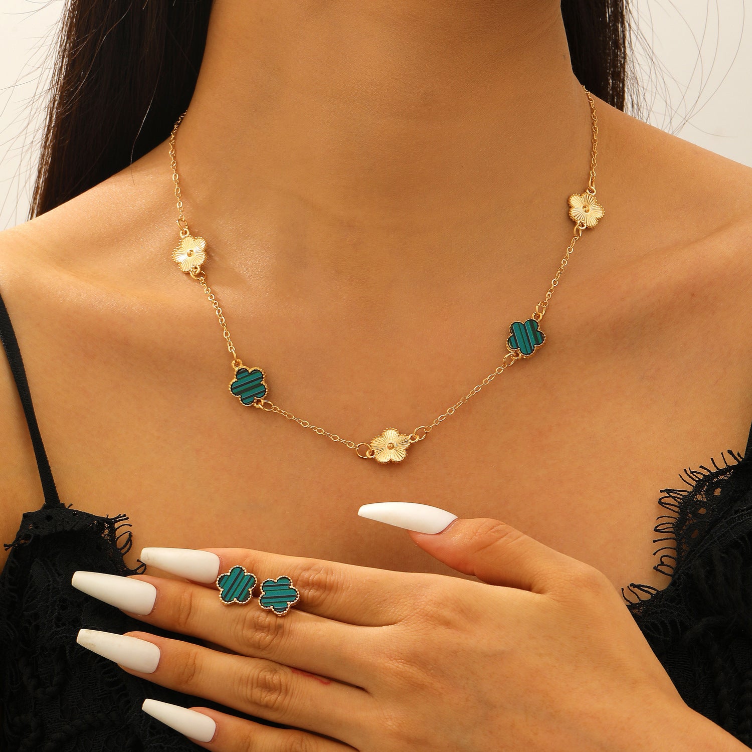 Collana, bracciale e orecchini con quadrifoglio all'ingrosso