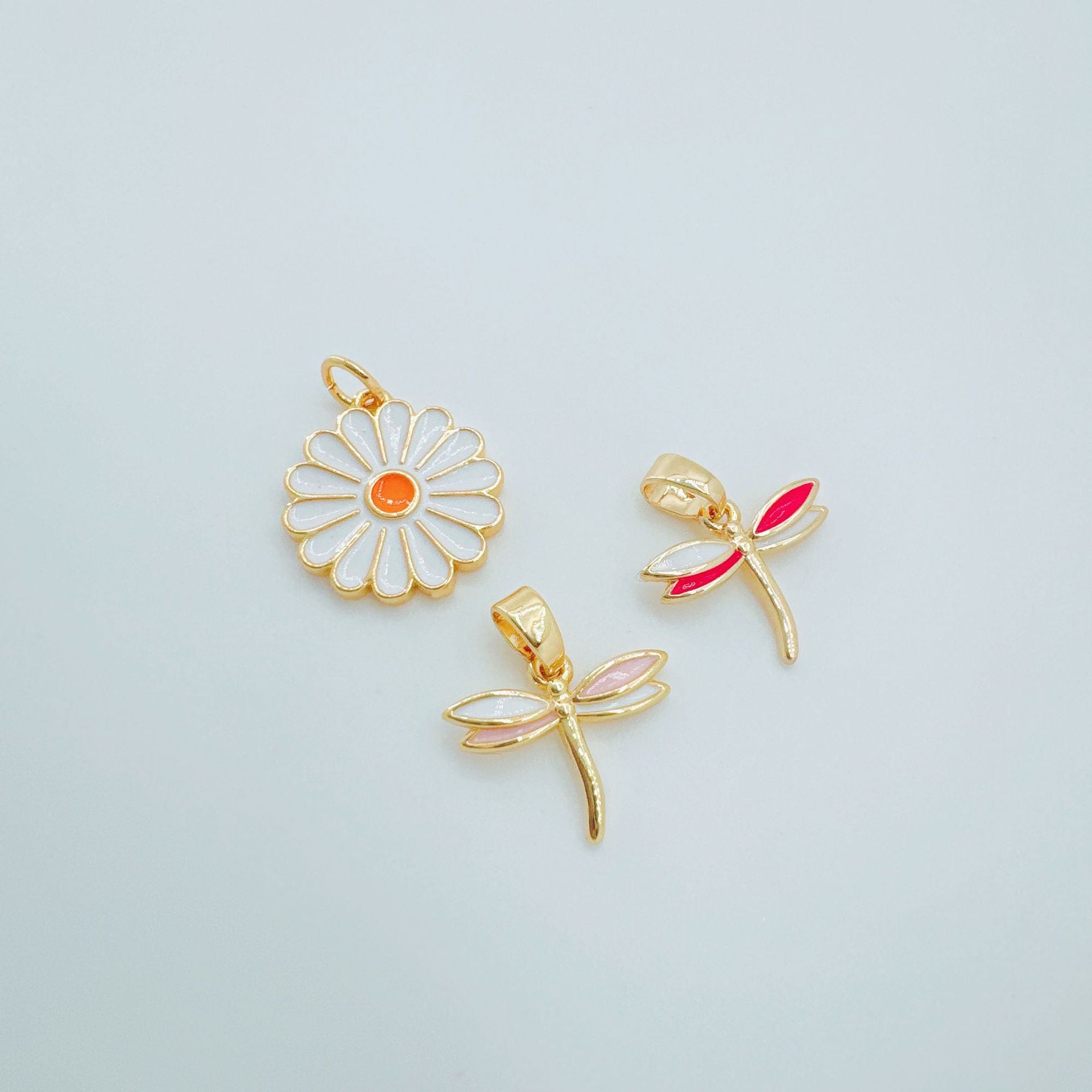 Wholesale Stylish Dragonfly Flower Pendant Necklace Copper Plated Gold Tone Jewelry Accessory for Everyday Wear