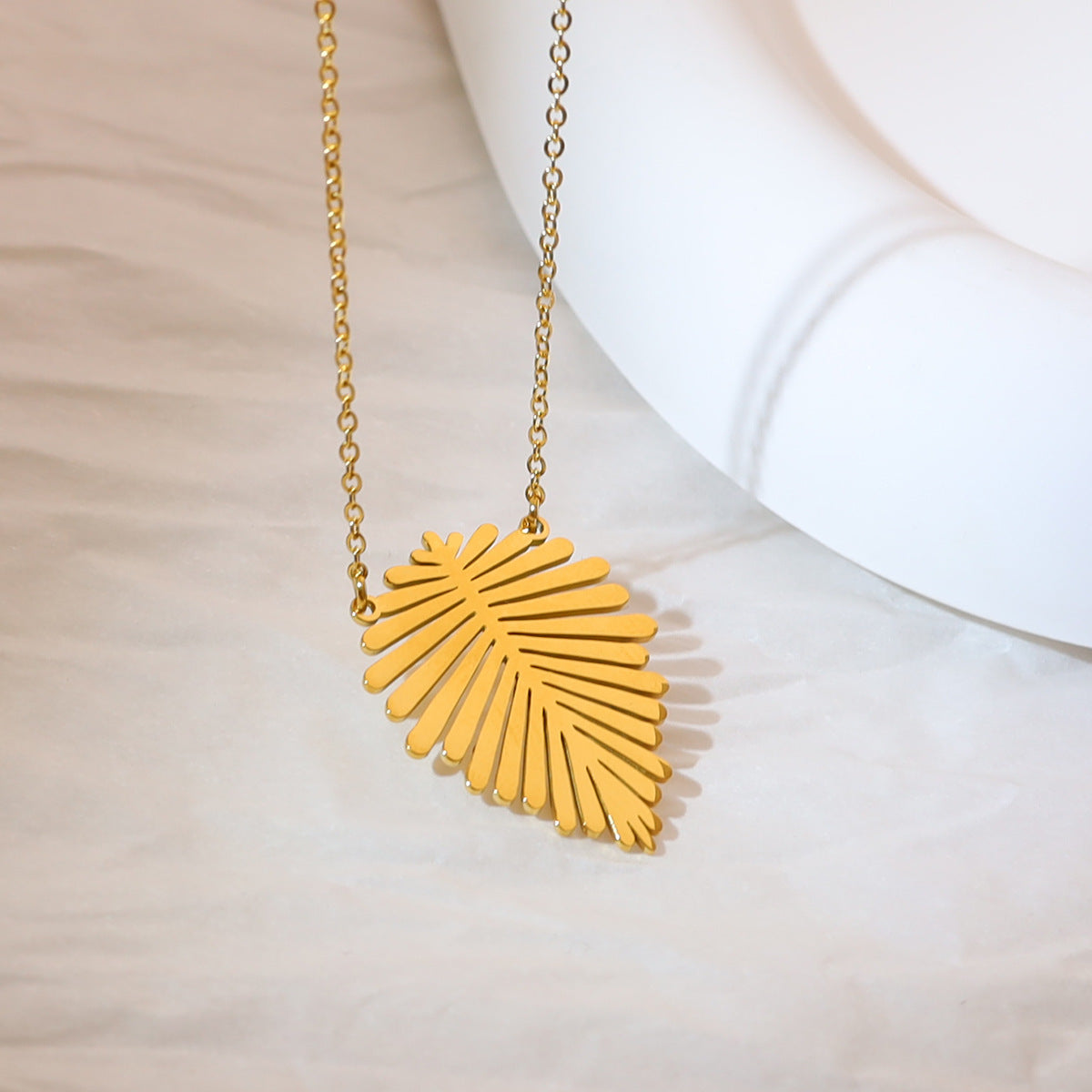 Wholesale  non-fading titanium steel leaf pendant necklace